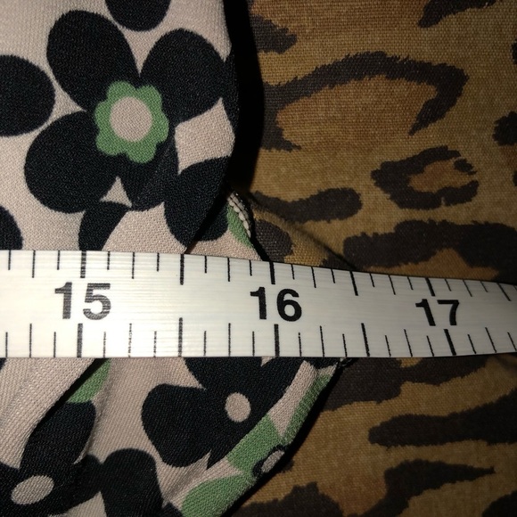 𝅺Max Studio size small green & brown print faux wrap top shirred side - Picture 5 of 8